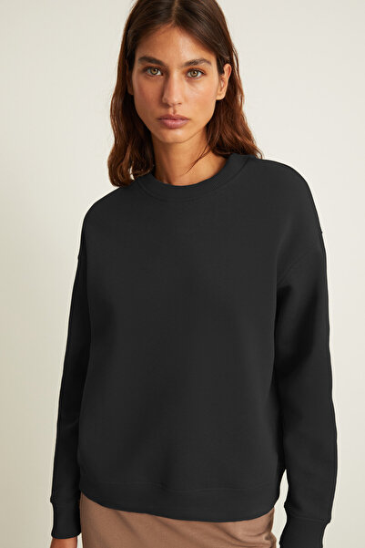 GRIMELANGE Dámská základní černá mikina Maija s vnitřním zvýšeným ozdobným štítkem s detailním výstřihem