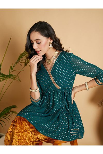 Sassafras By Styli بلوزة بيبلوم ملفوفة بطبعة رقائق معدنية مطرزة