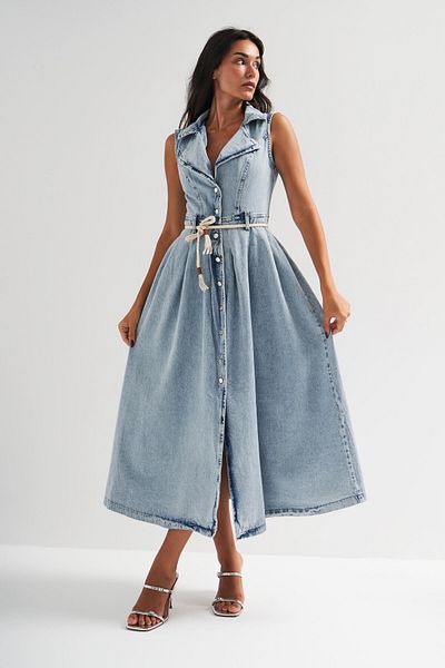 its basic Schneefarbenes Maxikleid aus Denim mit Gürtel – A-Typ