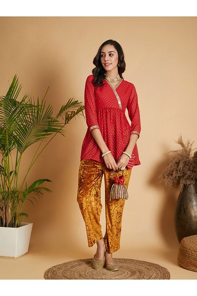 Sassafras By Styli بلوزة بيبلوم ملفوفة بطبعات رقائق معدنية منقطة
