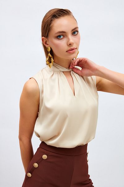 Sateen Bluză din satin culoare piatră - guler detaliat