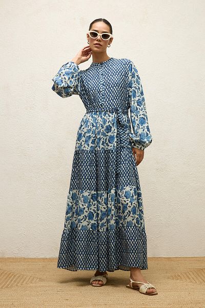 Manuka Simone Viskose-Kleid – gemustert und gestuft, blau