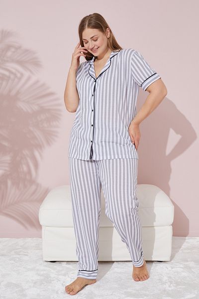 Siyah İnci Σετ πιτζάμες με γκρι-λευκή ριγέ Curve Plus Size - King Size με κουμπιά και σωλήνες