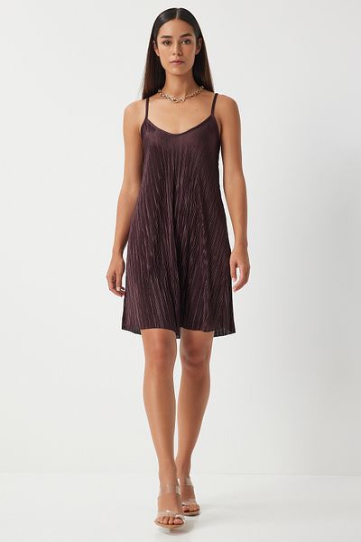 Happiness İstanbul Pflaumenfarbenes, plissiertes Mini-Strick-Sommerkleid mit Trägern - DZ00119