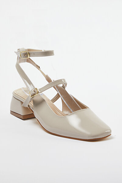 TRENDYOL SHOES Beżowe buty damskie na obcasie z kwadratowym noskiem i paskiem na kostkę - TAKSS24TO00009