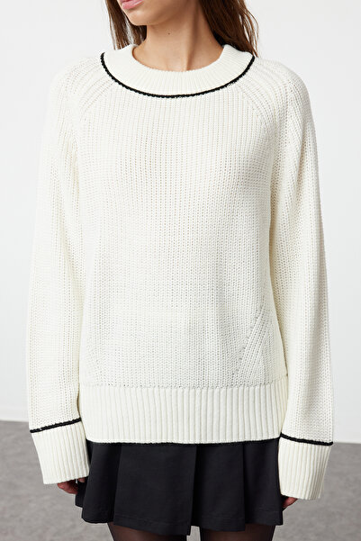 Trendyol Collection Ecrufarbener Strickpullover mit Paspelierung und weiter Passform TWOAW25KZ00001