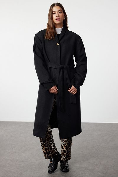 Trendyol Collection Oversize vlněný kabát – černý, polstrovaný, s páskem, podrobné příslušenství TWOAW25KB00033