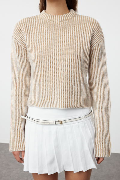 Trendyol Collection Πλεκτό πουλόβερ Camel Crop με απαλή υφή με λαιμόκοψη TWOAW25KZ00000