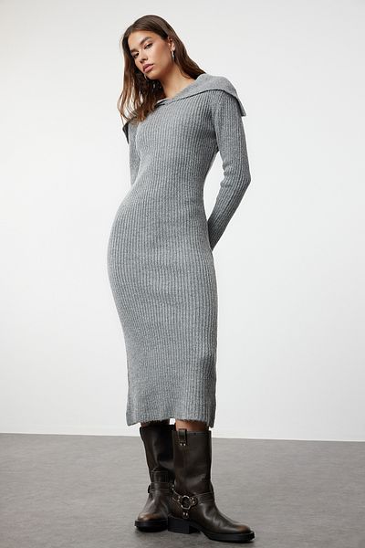 Trendyol Collection Lehajtható galléros antracit midi kötöttáru ruha - puha textúra TWOAW25EL00016