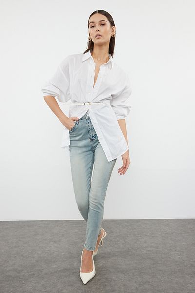 Trendyol Collection Vintage Skinny Jeans aus Lycra mit hoher Taille – Blau Premium mit Pale-Effekt TWOAW25JE00001