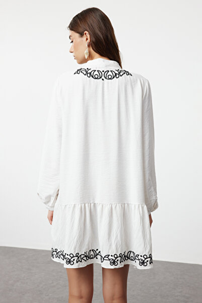 Trendyol Collection Λευκό Μίνι Μπιτς Φόρεμα με Λεπτομέρεια Κεντήματος - TBESS24EL00164