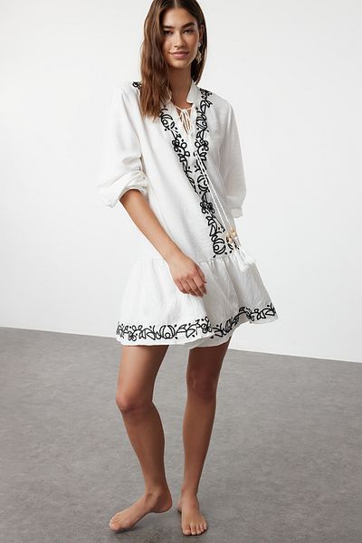 Trendyol Collection Bílé mini plážové šaty s detailem výšivky - TBESS24EL00164