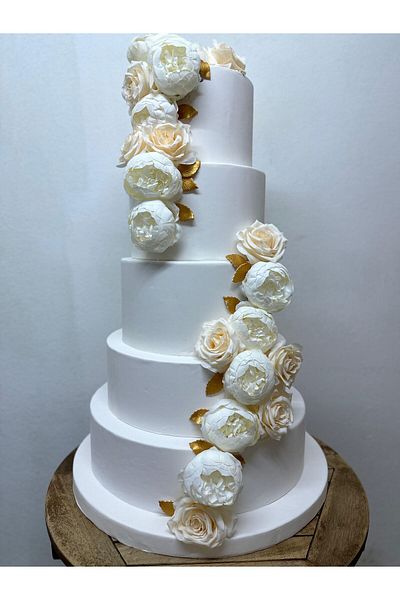 by şeyda palancı 5 Tiers Wedding and Engagement Mockup Cake Consisting of Candy Dough and Artificial Roses