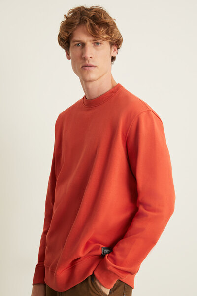 GRIMELANGE Φούτερ NATAS Ανδρική κανονική εφαρμογή 3 κλωστών με στρογγυλή λαιμόκοψη με ετικέτα με λεπτομέρεια τούβλο