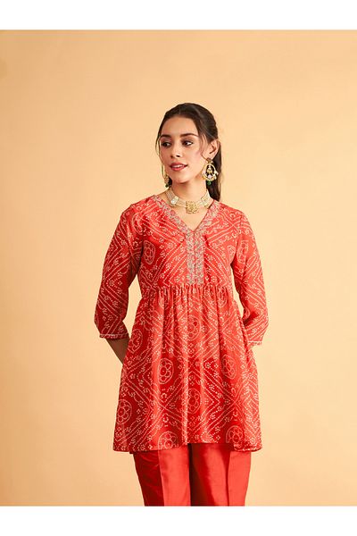 Sassafras By Styli بلوزة مطرزة من Bandhej ملفوفة بالبيبلوم