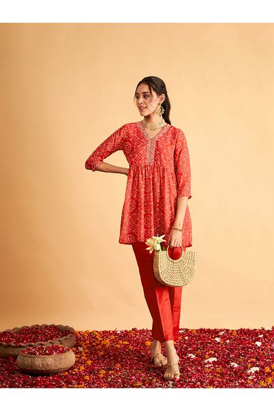Sassafras By Styli بلوزة مطرزة من Bandhej ملفوفة بالبيبلوم