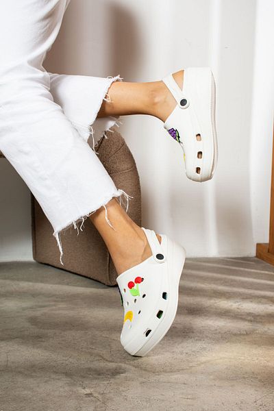 İmerShoes صندل نسائي باللون الأبيض مع قاعدة تدليك عالية - إبزيم، سابو، طبيب، ممرضة، شباشب كوك 251