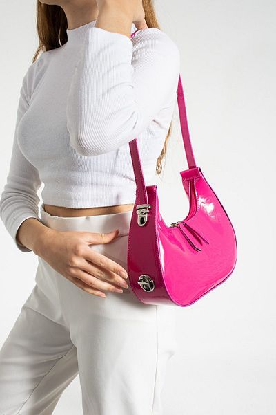 Rosmod Geantă de umăr bagheta din piele fucsia, cu detaliu special pentru curea