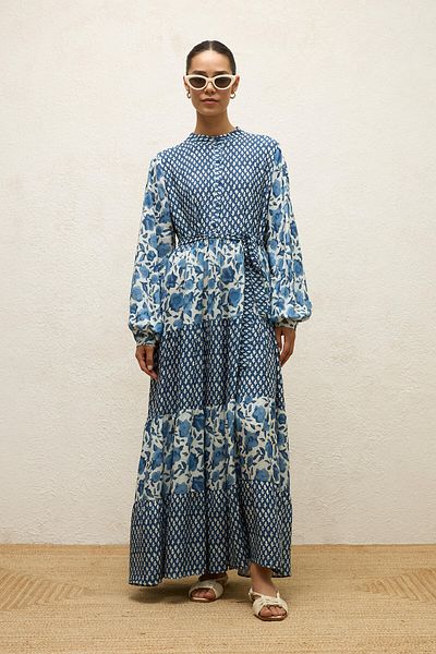 Manuka Simone Viskose-Kleid – gemustert und gestuft, blau