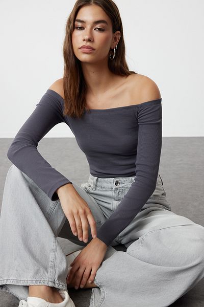 Trendyol Collection Πλεκτή μπλούζα με ελαστικό κορδόνι - γιακάς Carmen από ανθρακί, κανονικό μήκος, εφαρμογή σώματος TWOAW25BZ00034