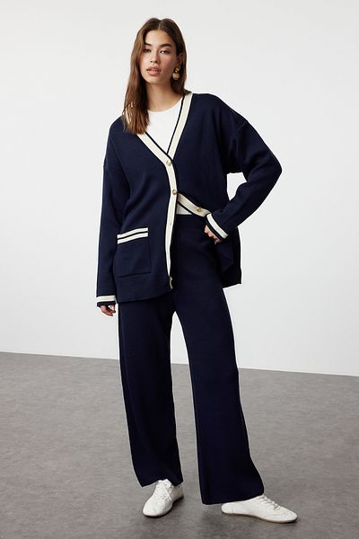 Trendyol Modest Marineblaues Strick-Set aus Strickjacke und Hose mit goldenen Knöpfen und Taschen - TCTAW24US00107