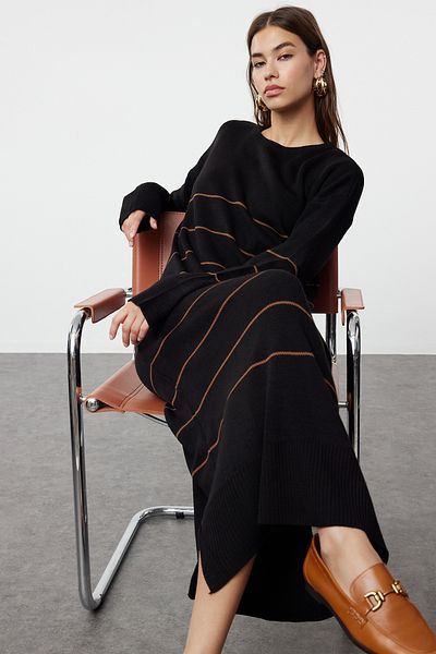Trendyol Modest Langes, gestreiftes schwarzes Strickkleid - TCTAW25EB00004