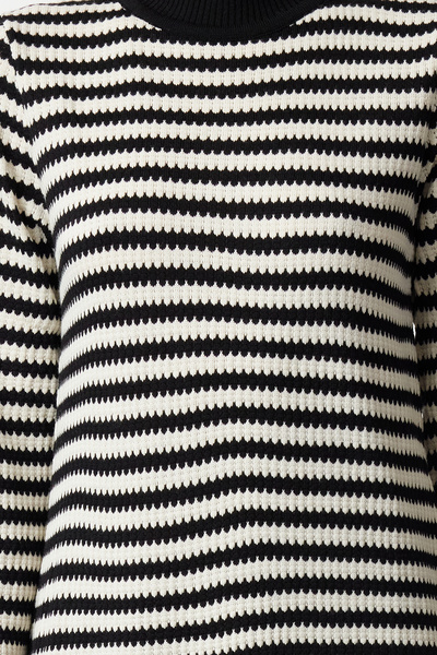 Trendyol Modest Μακρύ ασπρόμαυρο ριγέ πλεκτό φόρεμα - TCTAW25EB00000