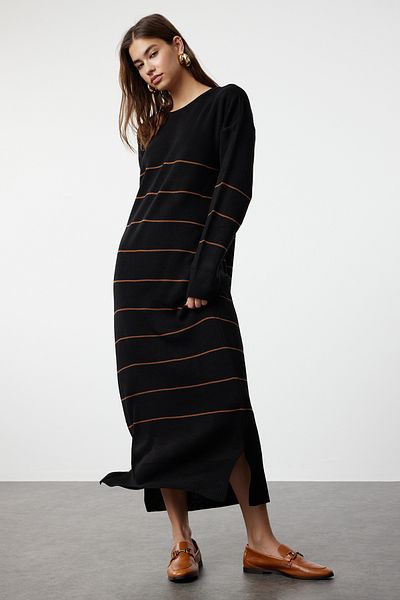 Trendyol Modest Langes, gestreiftes schwarzes Strickkleid - TCTAW25EB00004