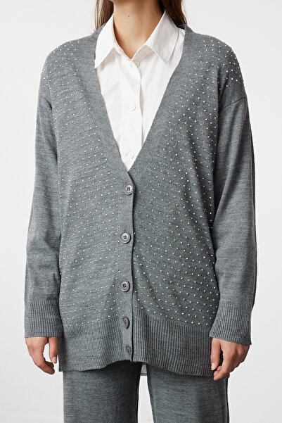 Trendyol Modest Anthrazitfarbenes Set aus Strickjacke und Hose mit Steinen TCTAW24US00079