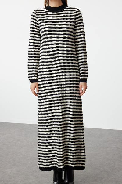 Trendyol Modest Μακρύ ασπρόμαυρο ριγέ πλεκτό φόρεμα - TCTAW25EB00000