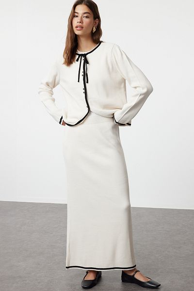 Trendyol Modest Ecrufarbenes Strick-Set aus Cardigan und Rock – mit Paspelierung und Knöpfen, TCTAW25US00020