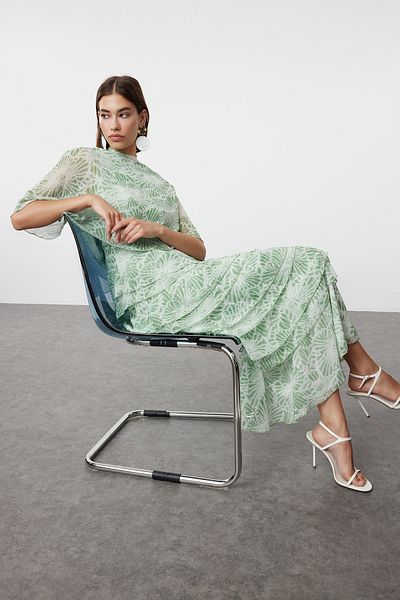 Trendyol Modest Grüner Abendkleid aus gewebtem Chiffon mit Blumenrock und Lagenmuster TCTSS24DB00007