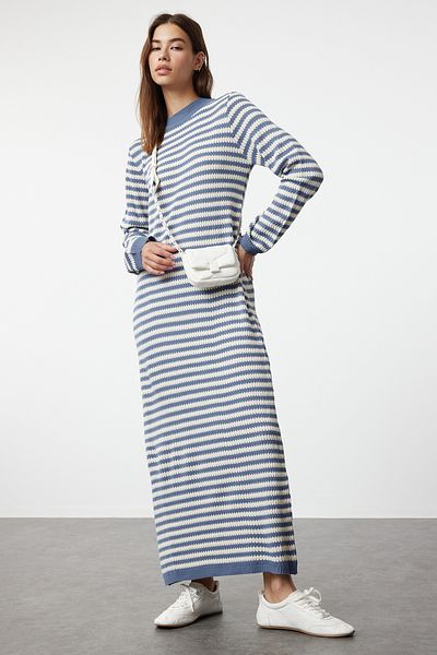 Trendyol Modest Μακρύ πλεκτό φόρεμα με ρίγες Indigo - TCTAW25EB00000