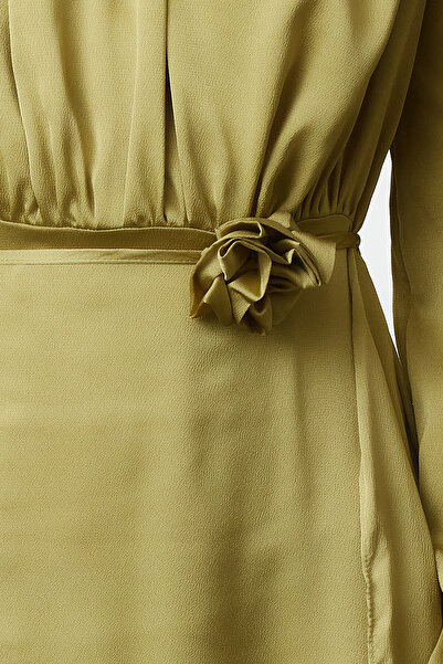 Trendyol Modest Βραδινό βραδινό φόρεμα με λεπτομέρεια από λαδί πράσινο σατέν τριαντάφυλλο TCTSS24DB00070