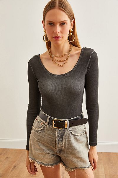 Olalook Anthrazitfarbene, gewaschene Camisole-Bluse für Damen mit breitem Kragen - BLZ-19000722