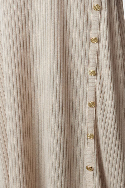 Trendyol Modest Μπεζ πλεκτό φόρεμα με κορδόνι - Λεπτομέρεια με κουμπιά, TCTAW25EB00061