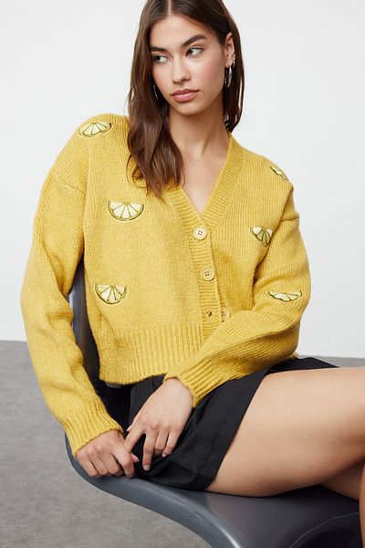 Trendyol Collection V-nyakú hímzett sárga kardigán kötöttáru - puha textúra TWOAW24HI00237