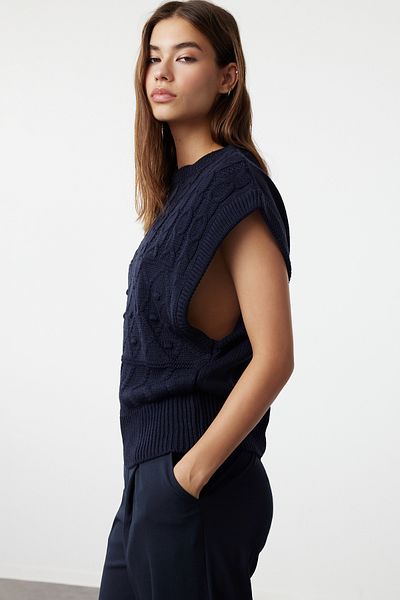 Trendyol Collection Marineblauer Strickpullover mit Rundhalsausschnitt und selbstgemustertem Muster TWOAW21BZ0447