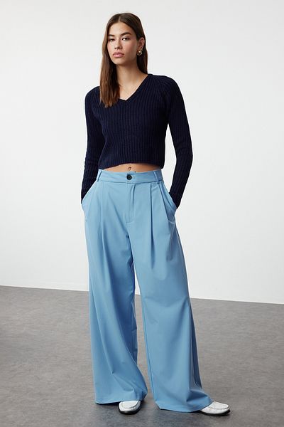 Trendyol Collection Granatowy sweter z miękkiej teksturowanej dzianiny - TWOAW22KZ1453