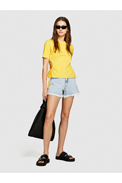 Sisley Γυναικείο μπλουζάκι από κίτρινο ελαστικό βαμβάκι - με λαιμόκοψη ποδηλατικό και πλαϊνά κορδόνια