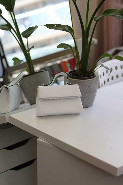 Moom Bag Γυναικείο βραδινό φόρεμα τσάντα ώμου Λευκή σατέν πέτρα ριγέ