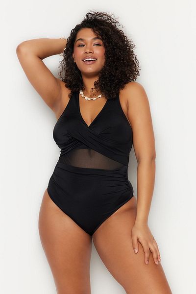 Trendyol Curve Schwarzer, übergroßer Badeanzug mit Ausschnitt an der Taille, Mesh/Tüll-Detail, TBBSS23AM00037