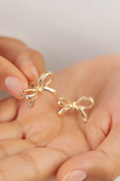 Elika Silver Bow Model Earrings - Stylish and Comfortable Design