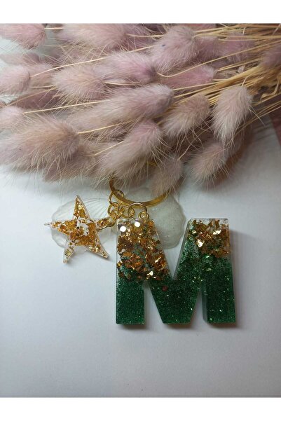 demirbasavm سلسلة مفاتيح مصنوعة يدويًا من الإيبوكسي بحرف M