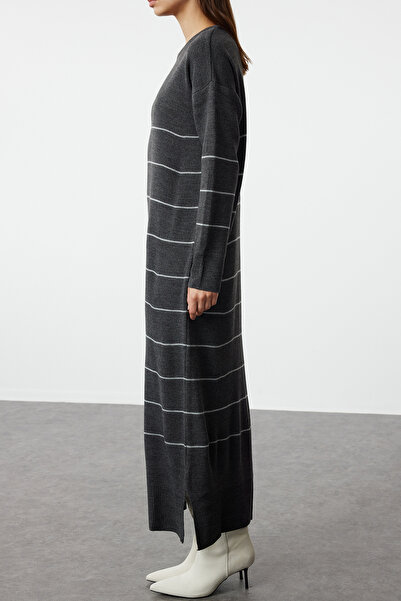 Trendyol Modest Μακρύ πλεκτό φόρεμα γκρι ριγέ ανθρακί TCTAW25EB00004