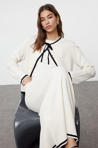 Trendyol Modest Ecrufarbenes Strick-Set aus Cardigan und Rock – mit Paspelierung und Knöpfen, TCTAW25US00020