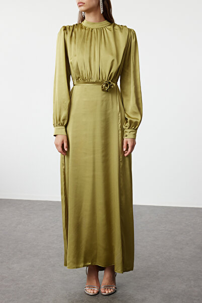 Trendyol Modest Βραδινό βραδινό φόρεμα με λεπτομέρεια από λαδί πράσινο σατέν τριαντάφυλλο TCTSS24DB00070