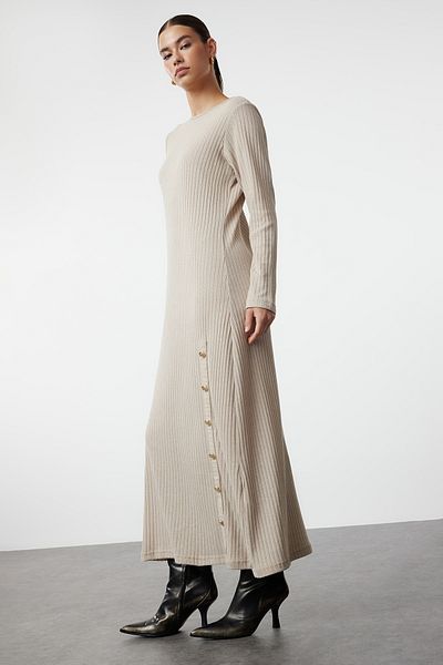 Trendyol Modest Μπεζ πλεκτό φόρεμα με κορδόνι - Λεπτομέρεια με κουμπιά, TCTAW25EB00061
