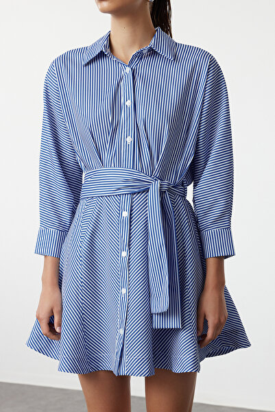 Trendyol Collection Μίνι υφαντό πουκάμισο με ριγέ μπλε ζώνη TWOAW25EL00154