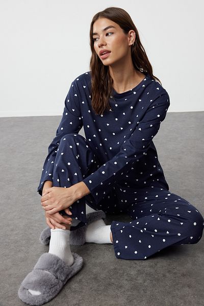 Trendyol Collection Marineblaues, gepunktetes und herzförmiges Pyjama-Set aus 100 % Baumwolle – THMAW25PT00039